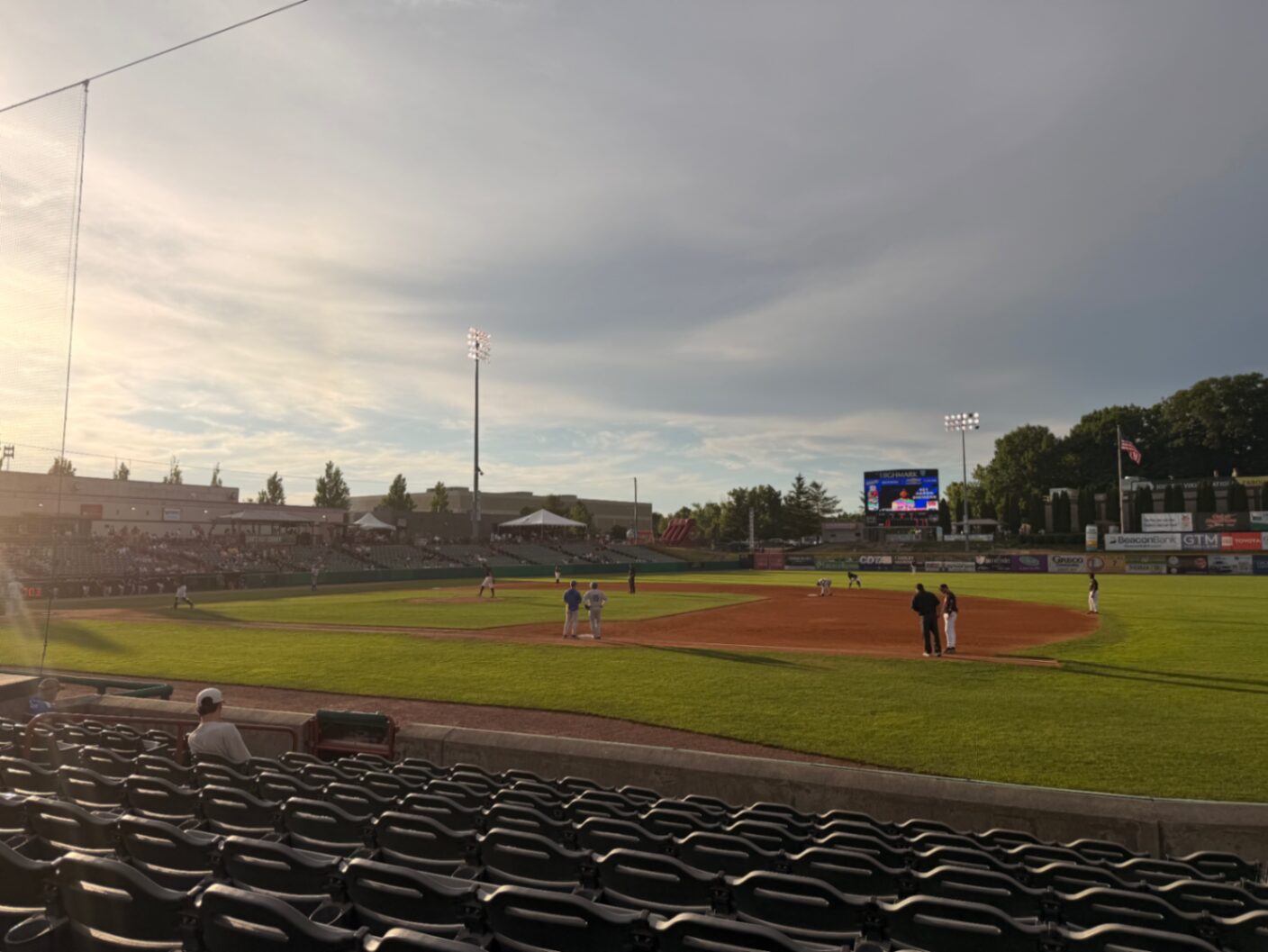 Jogo de beisebol ao entardecer em estádio americano