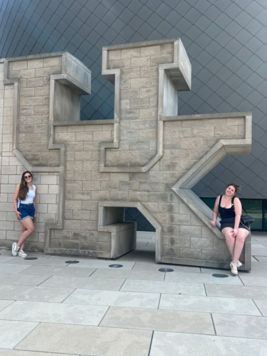 Bruna e amiga nas letras gigantes UK da University of Kentucky