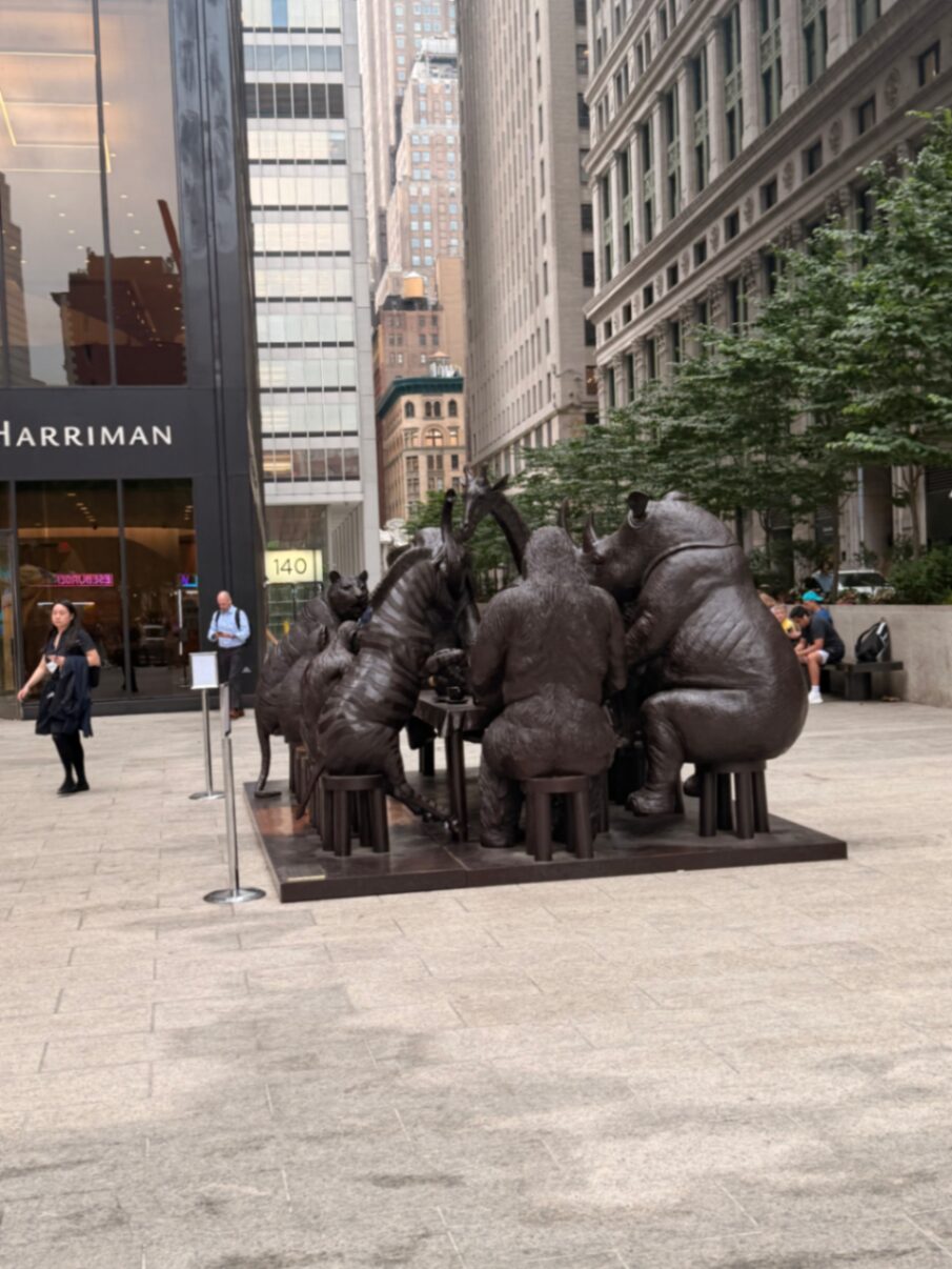 Escultura de bronze de animais em praça de Nova York
