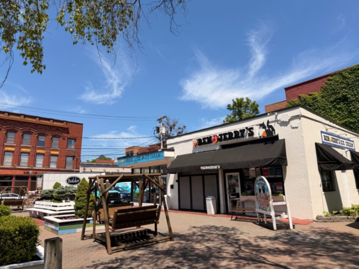 Fachada de uma sorveteria Ben & Jerry's em cidade americana