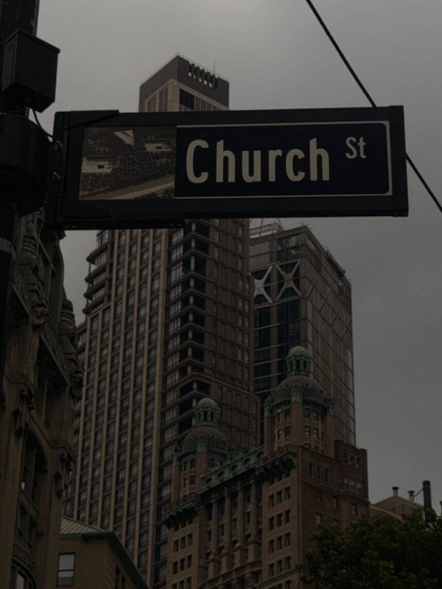 Placa da Church Street com prédios ao fundo