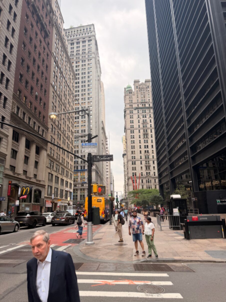 Esquina da Cortlandt Street com prédios históricos
