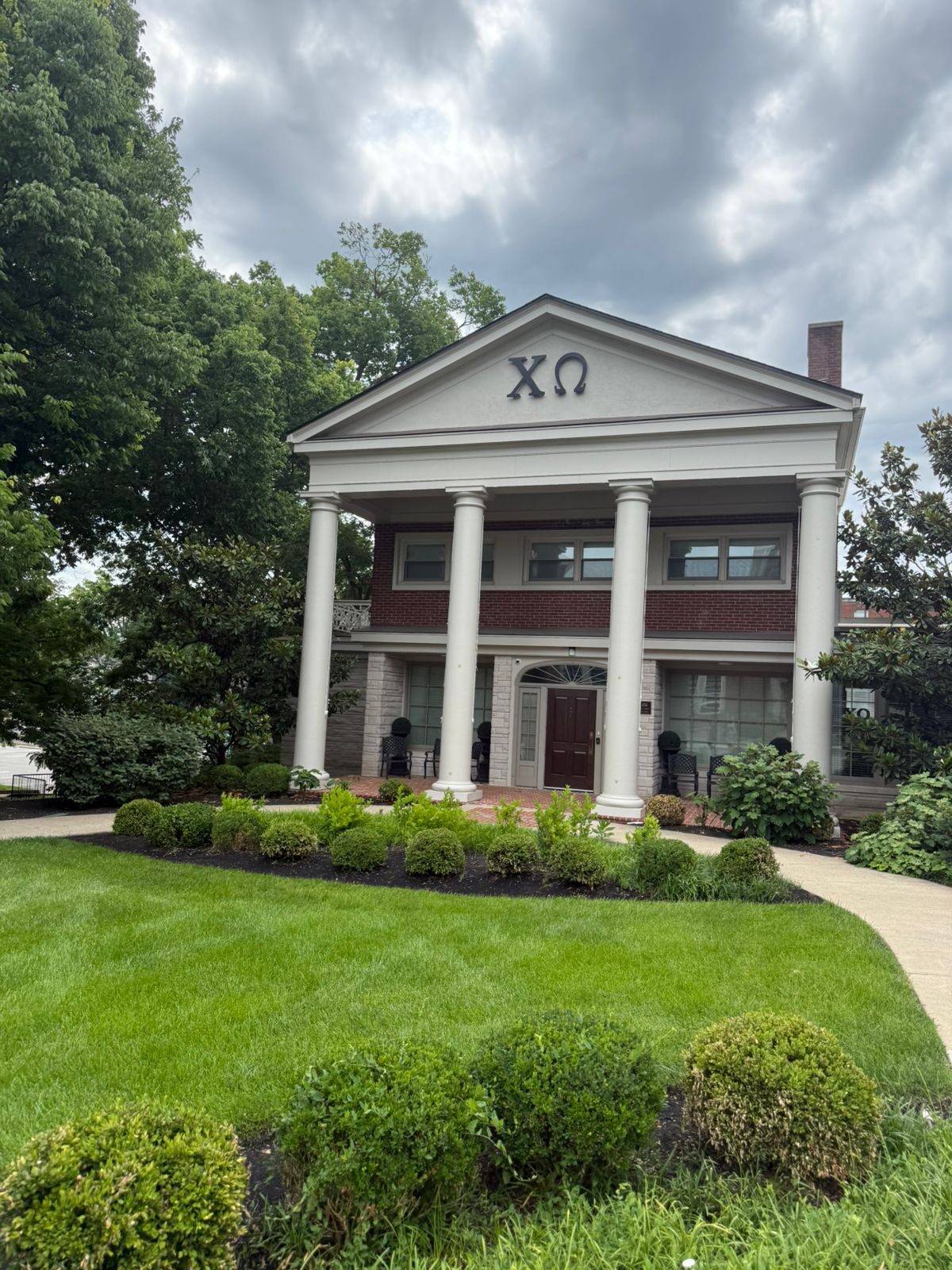 Casa da fraternidade Chi Omega com colunas brancas