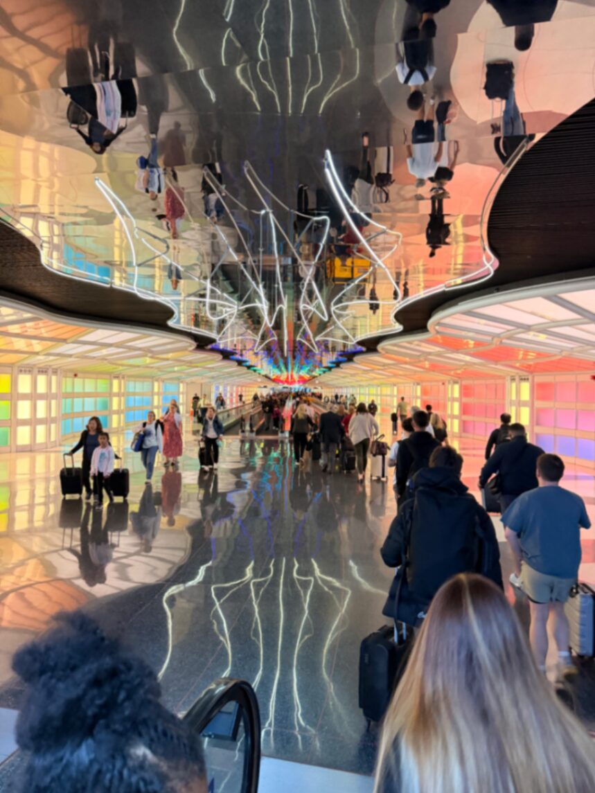 Túnel colorido do aeroporto de Chicago O'Hare