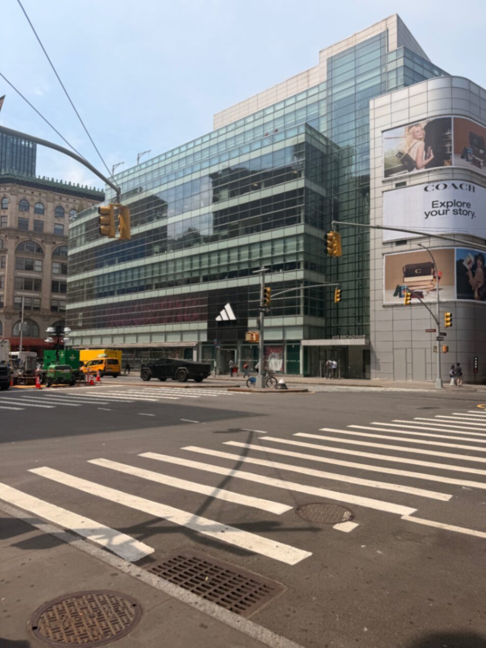 Esquina em Nova York com prédio de vidro da Adidas
