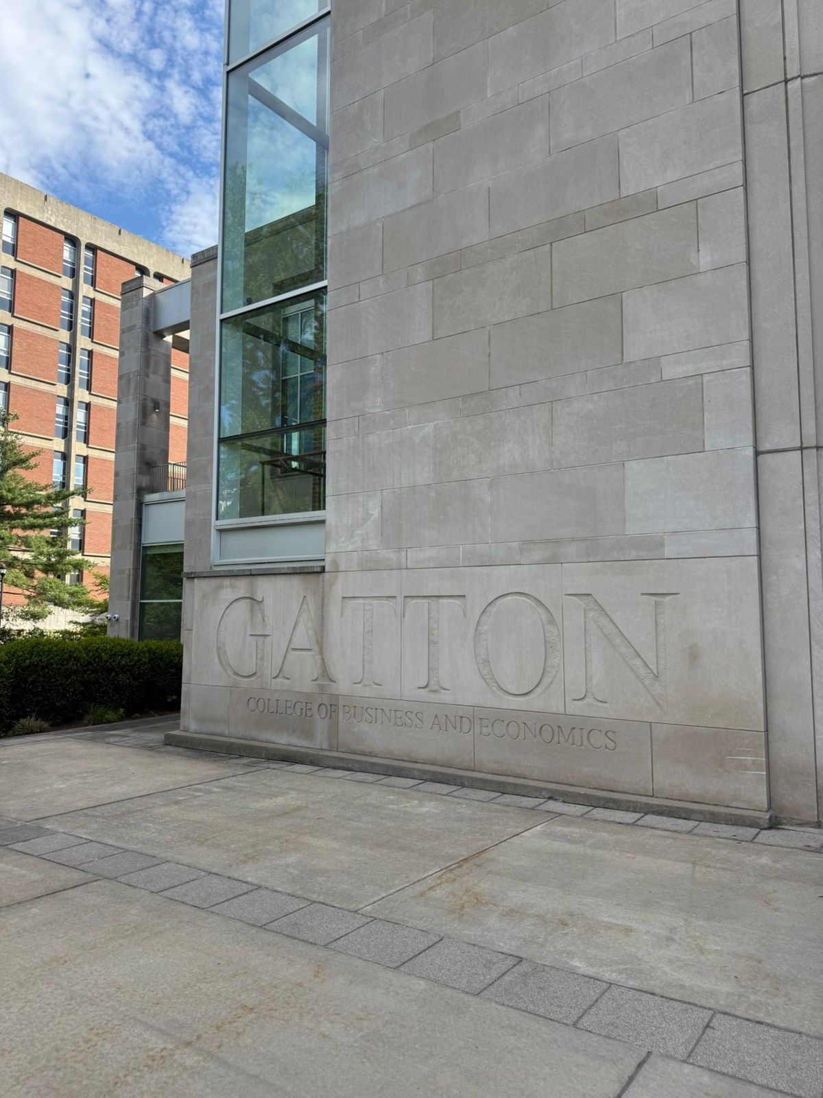 Placa de pedra do Gatton College of Business and Economics