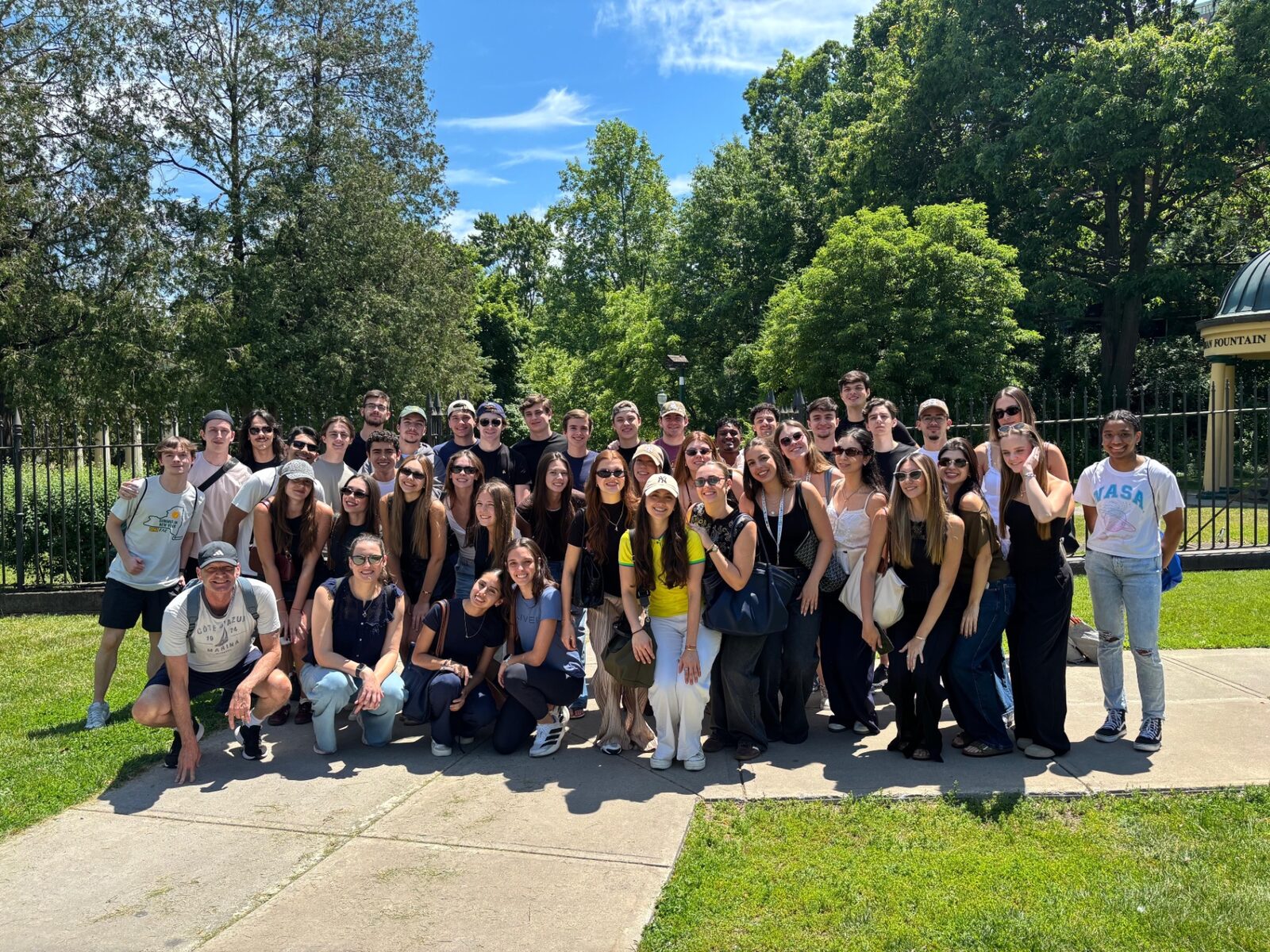 Foto da turma do curso reunida ao ar livre