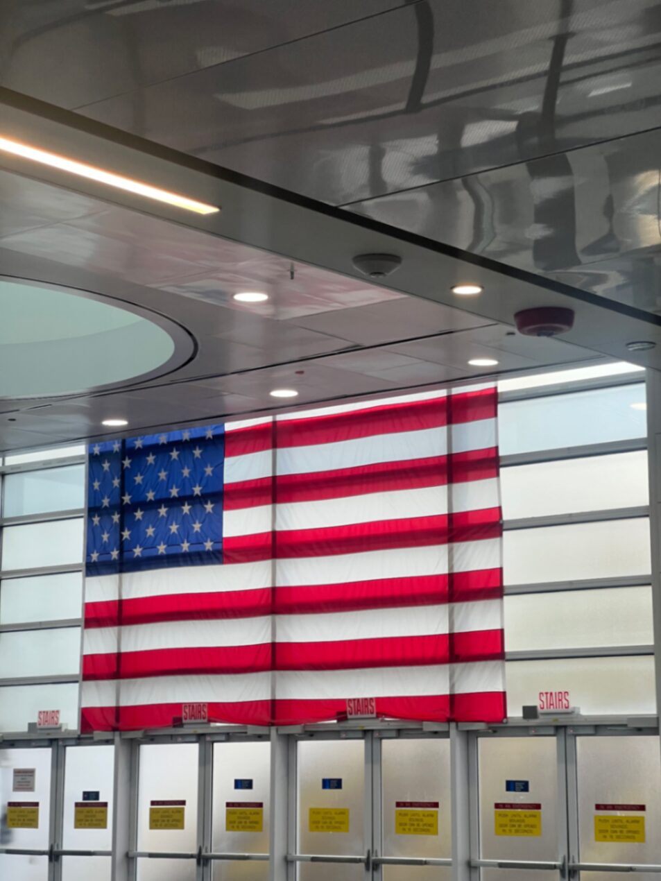Bandeira dos Estados Unidos em aeroporto americano