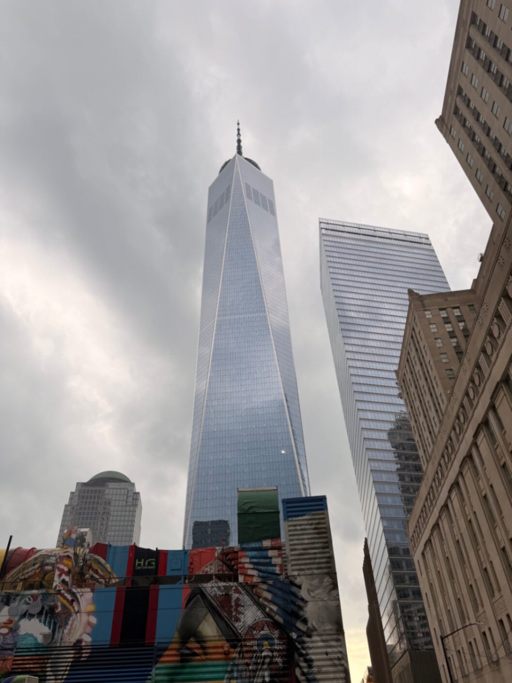 One World Trade Center entre prédios de Manhattan